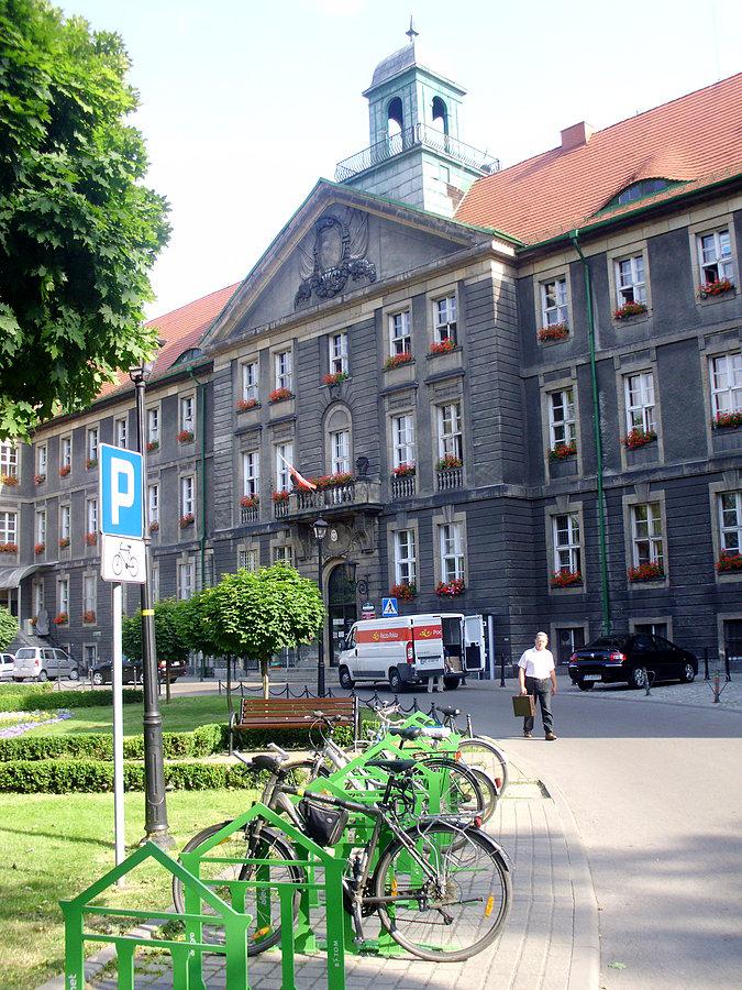 I funkcjonalne stojaki na rowery przed bytomskim Urzędem Miasta też się znalazły