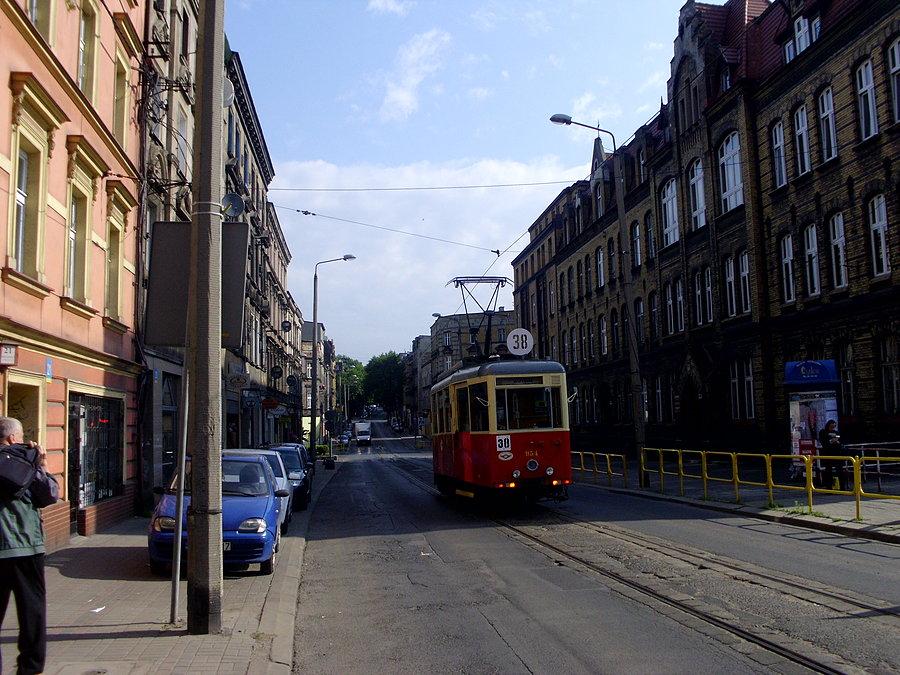 I już się oddala wgłąb ulicy Piekarskiej