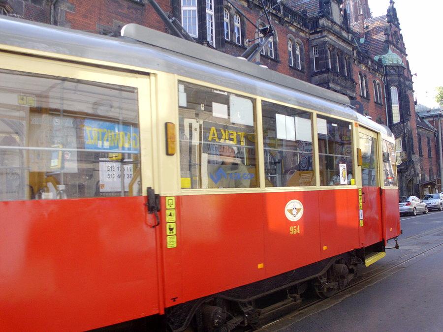 Tramwaj nr 38 na ulicy Piekarskiej w Bytomiu