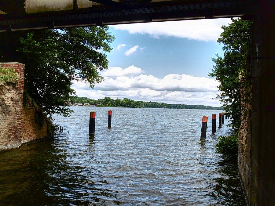Widok z pod mostu na jezioro