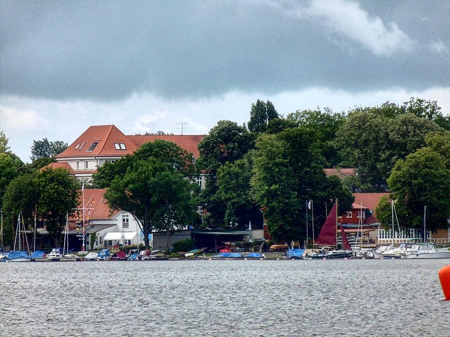 Widok przez jezioro na Neuruppin