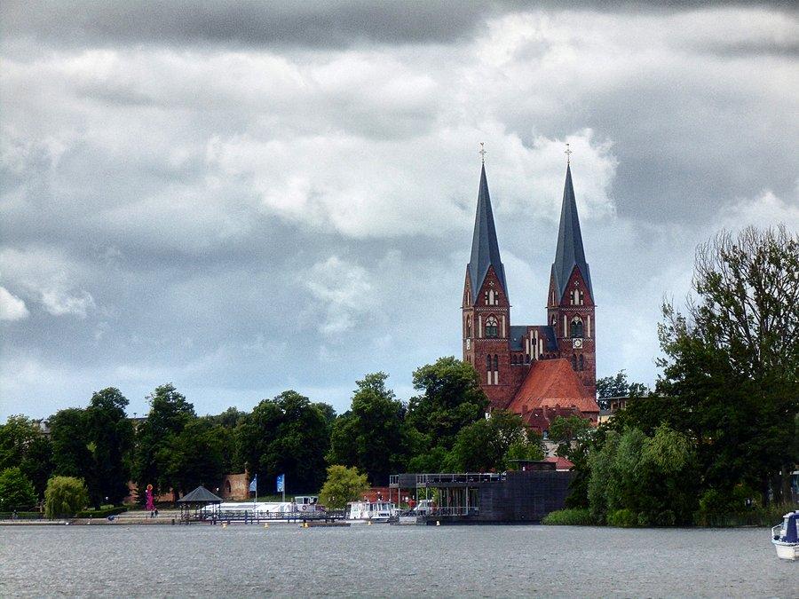 Klosterkirche St Trinitatis w Neuruppin widziany zza jeziora