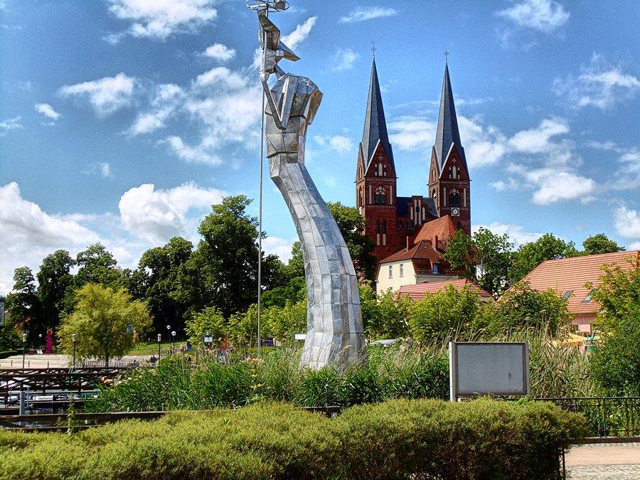 Stalowa rzeźba na brzegu jeziora Ruppiner