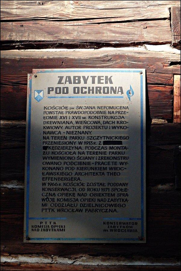 Tabliczka na kościele JN w Parku Szczytnickim