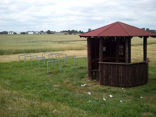 Budka postojowa w pobliżu wału