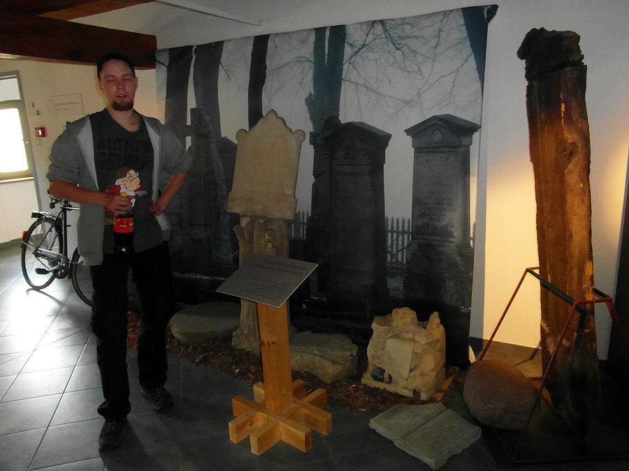 Opowieści o mennonickich i żydowskich cmentarzach
