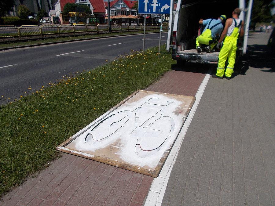 Malowanie znaków na ścieżce rowerowej