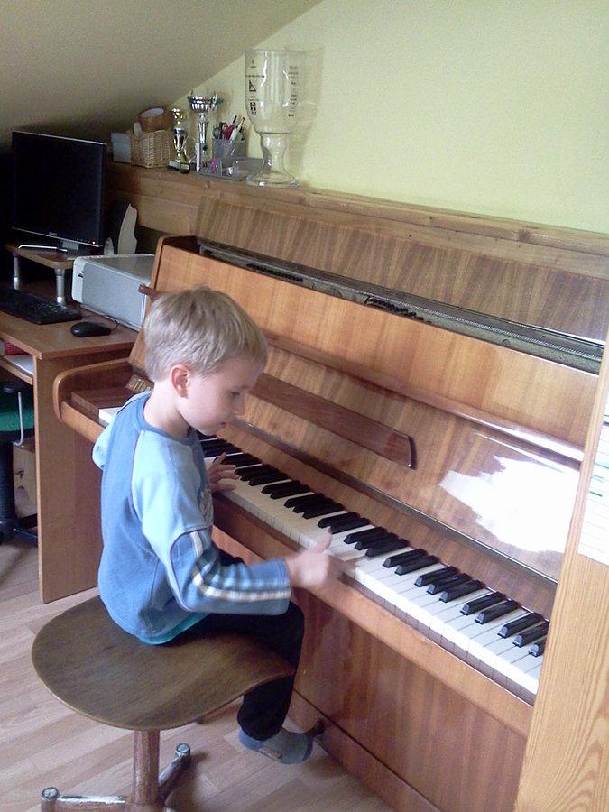 Paweł przy pianinie