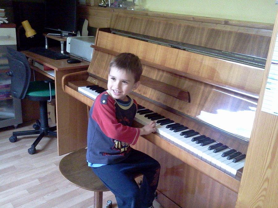 Wojtek przy pianinie