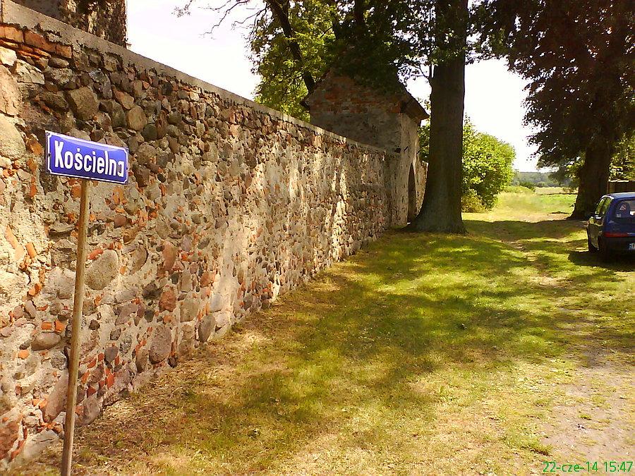 Ulica Kościelna w Białowicach, czyli mały, wykoszony placyk