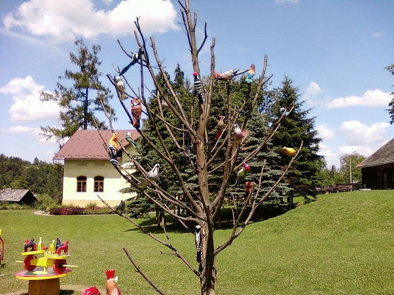 Drzewo z drewnianymi ptakami