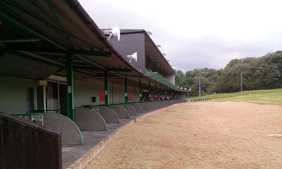 Panowie i panie trenują na publicznym polu golfowym