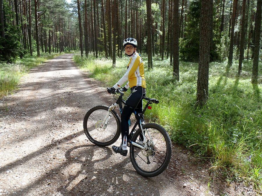 Lesny ludek z rowerkiem