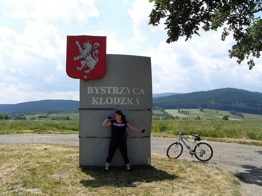 Po całym zajściu dogoniłem dziewczę dopiero pod Bystrzycą patrząc jak osusza bidon z jakiegoś trunku, którego nie chciała dać nawet spróbować