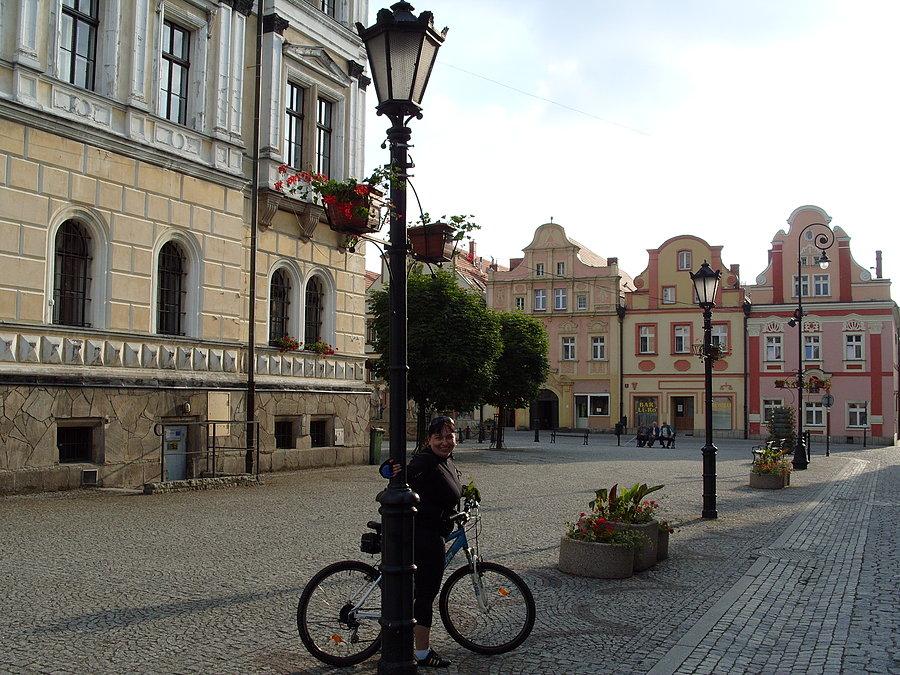 Ktoś tak się rozpędził że zatrzymujemy się dopiero w Lądku Zdroju na starym rynku, gdzie leci fotka