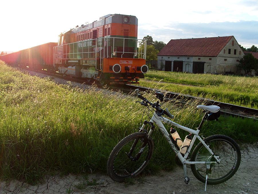 A zamiast tego podjeżdża super ekspres o zawrotnej prędkości 10km/h z super wygodnymi przedziałami pierwszej klasy, gdzie siedzą same grubasy ;)) o krówkach nie wspomnę i nie były to ciągutki ;)