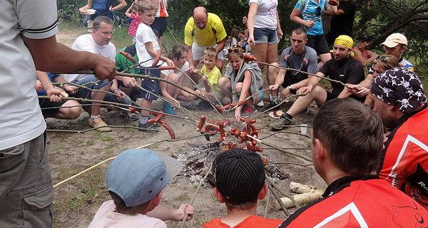 Regeneracja wysiłku przy ognisku na nadbużańskiej plaży