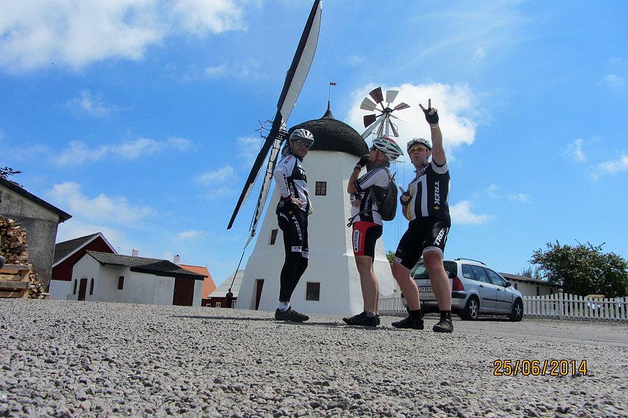 Rowerowa ekipa przy wiatraku