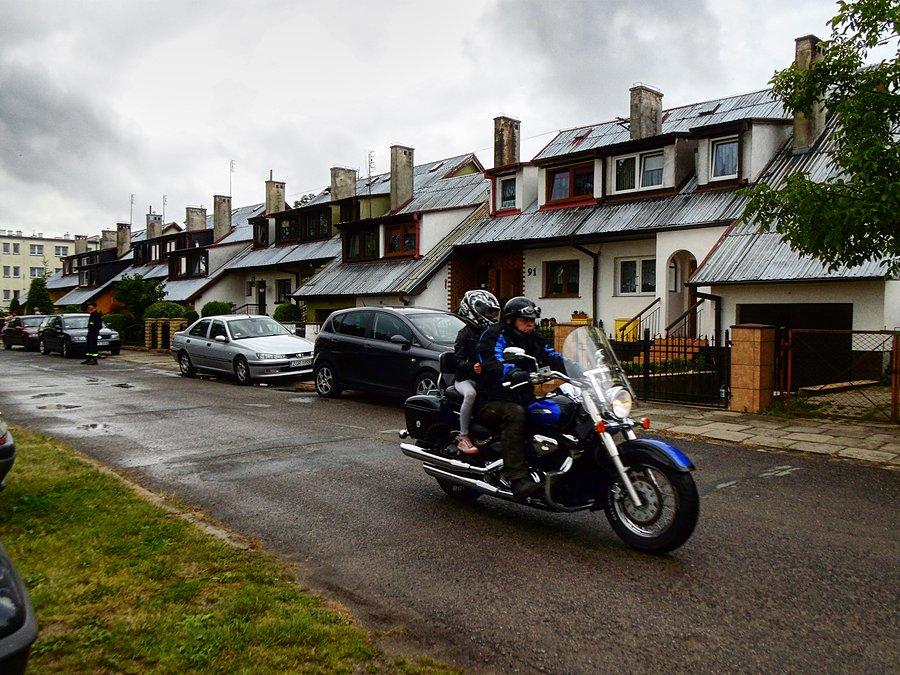 Festyn w Żabowie _ motocykliści robią przejażdżki dzieciakom