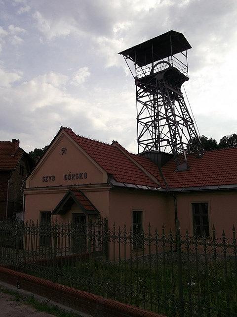 Szyb Górsko, wydrążony 1620-1622, głęb. 177m (IV poz.), zasypany 1954, pozostał budynek i wieża szybowa