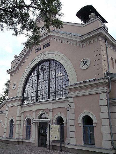 Szyb Regis, wdechowy, wydrążony XIVw., głębokość początkowo 246,5m, w 1879 zasypany do 197m