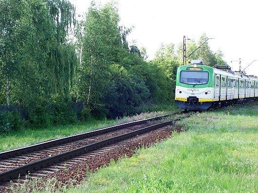 Zza łuku nadjeżdża skład KM 803 do Radomia- pierwsza jednostka EN57-1173 Rb