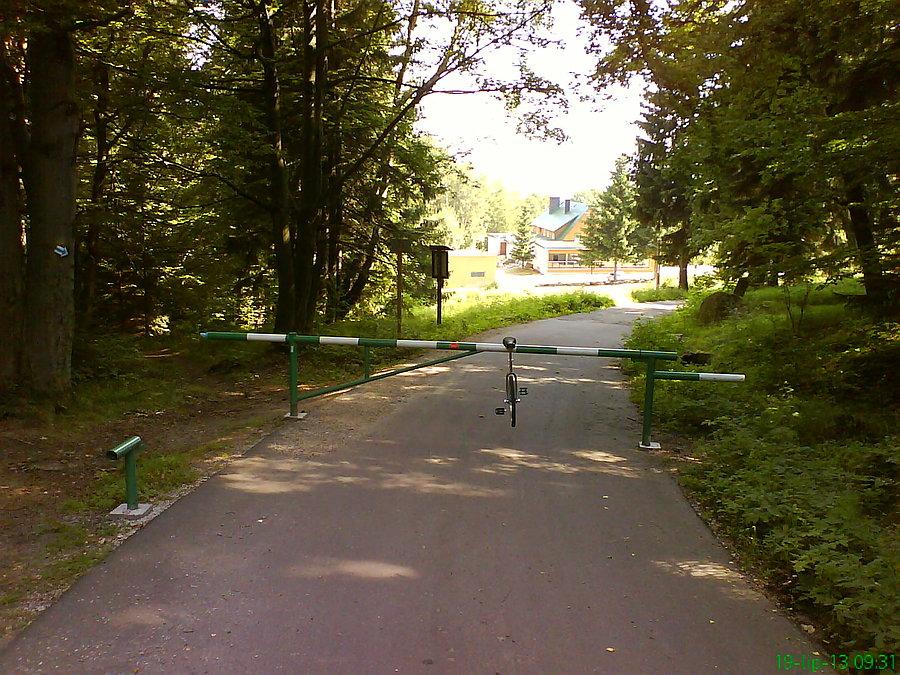 Żarty się skończyły, koniec cywilizacji (w tle koniec Przesieki, OW Chybotek, 660m), początek zwyrodniałego podjazdu