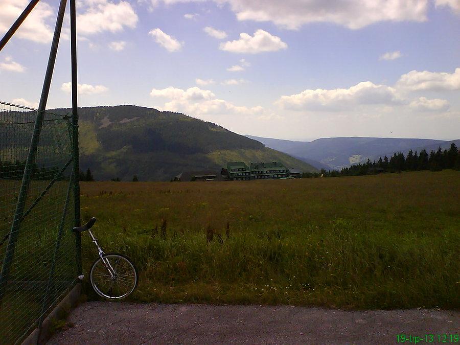Monocykl na Przełęczy Karkonoskiej (widok na Czechy)