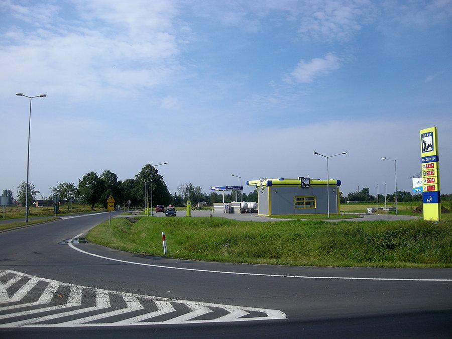 Stacja paliw w Szczercowie przy drodze krajowej 8