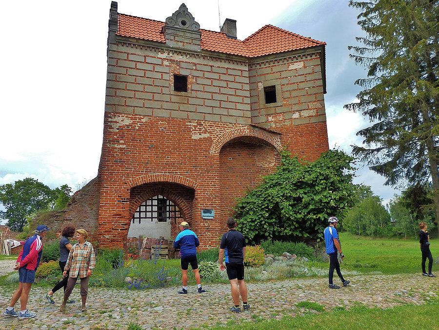 Gotycki, ceglany zamek krzyżacki stoi 1,5 km od wsi Stara Kiszewa. Wybudowano go w 1 poł. XIV w., rozbudowano na pocz. XV w., odbudowywano po 1466 r., na pocz. XVII w. i w 1644 r. Zachował się zewnętrzny obwód murów z basztami i wieżą bramną