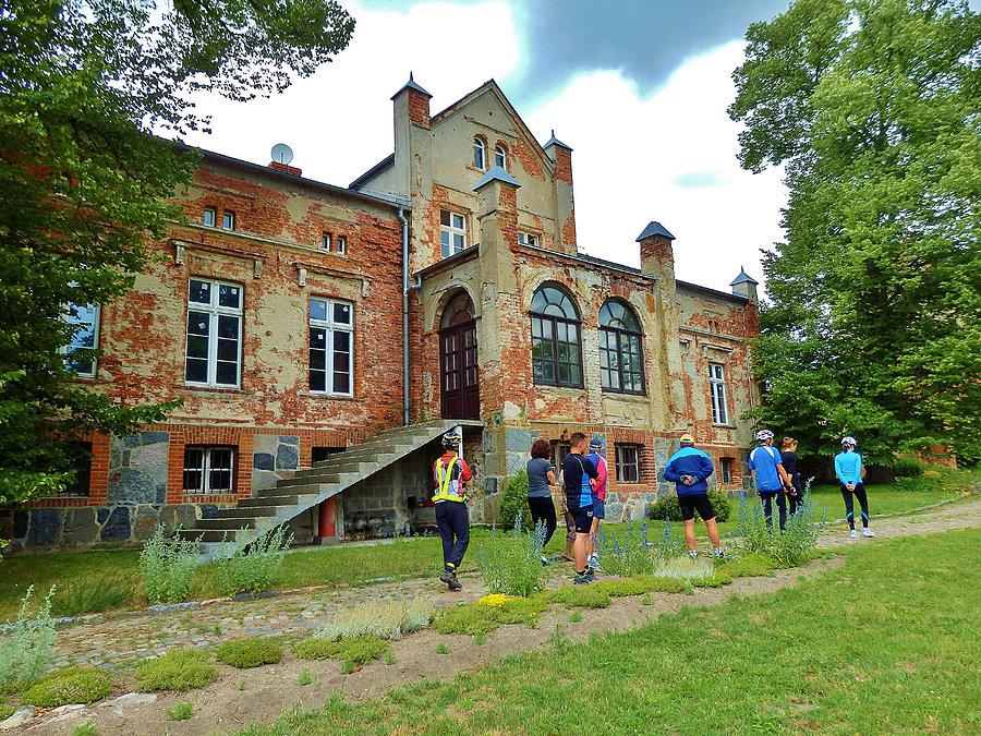 Gotycki, ceglany zamek krzyżacki stoi 1,5 km od wsi Stara Kiszewa. Wybudowano go w 1 poł. XIV w., rozbudowano na pocz. XV w., odbudowywano po 1466 r., na pocz. XVII w. i w 1644 r. Zachował się zewnętrzny obwód murów z basztami i wieżą bramną
