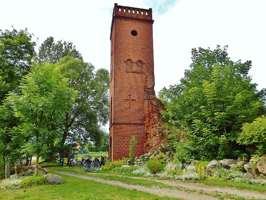 Gotycki, ceglany zamek krzyżacki stoi 1,5 km od wsi Stara Kiszewa. Wybudowano go w 1 poł. XIV w., rozbudowano na pocz. XV w., odbudowywano po 1466 r., na pocz. XVII w. i w 1644 r. Zachował się zewnętrzny obwód murów z basztami i wieżą bramną