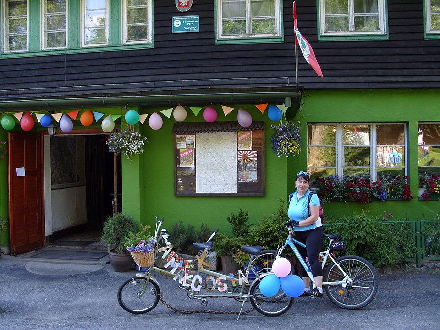 Schronisko Jagodna i łapiemy sie na wesele, przed schroniskiem stoi tandem a do niego przypięty łańcuch o wadze 100 kilo mający mówić, koniec mój kochany, teraz dopiero zaczniesz pedałować ;)))). Czy jak by to brzmiało ;P
