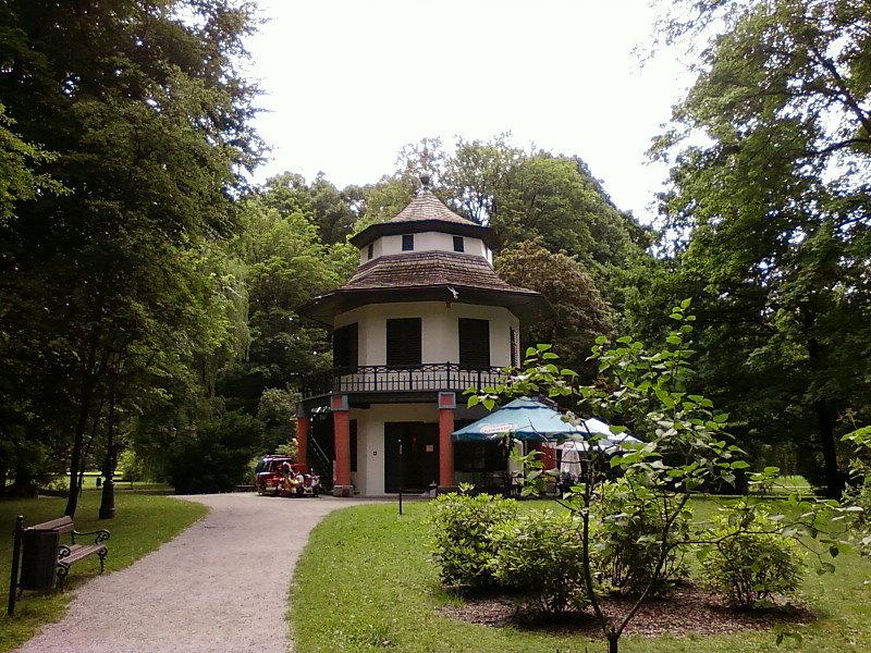 Domek chiński w przyzamkowym parku