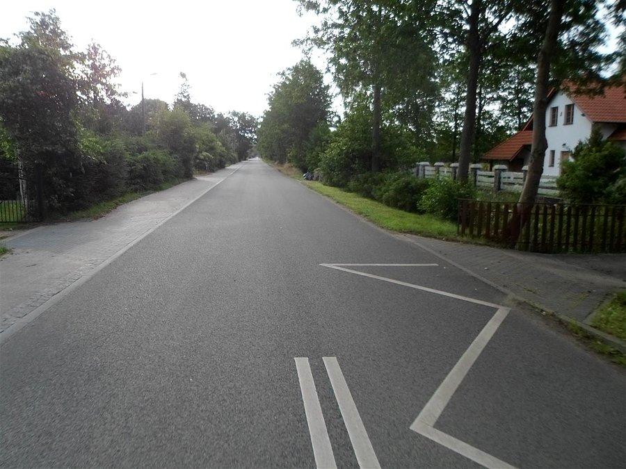 Wiejska droga w Karwieńskim Błocie Drugim