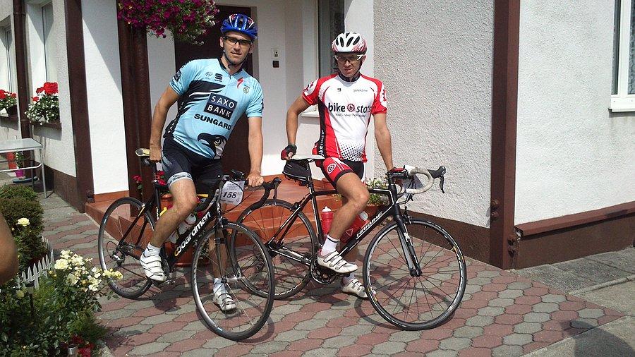 Z bratem gotowi do wyjazdu na maraton