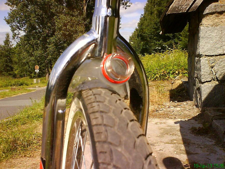 Bezkosztowy hamulec do monocykla z surowców wtórnych. To czarne na widełkach do starta guma po zjechaniu z Przeł. Karkonoskiej