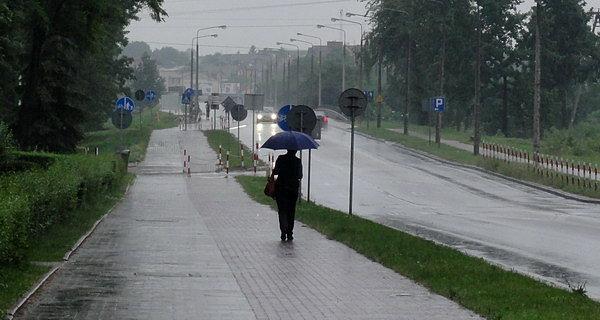 Biała Podlaska. Aleja Tysiąclecia w deszczu