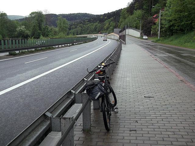 Drogą serwisową wzdłuż Zakopianki, już pada