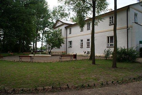 Na tyłach dworku chociwskiego