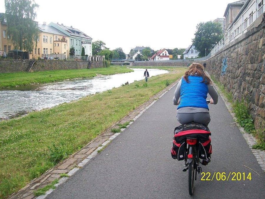 Droga rowerowa wzdłuż rzeki
