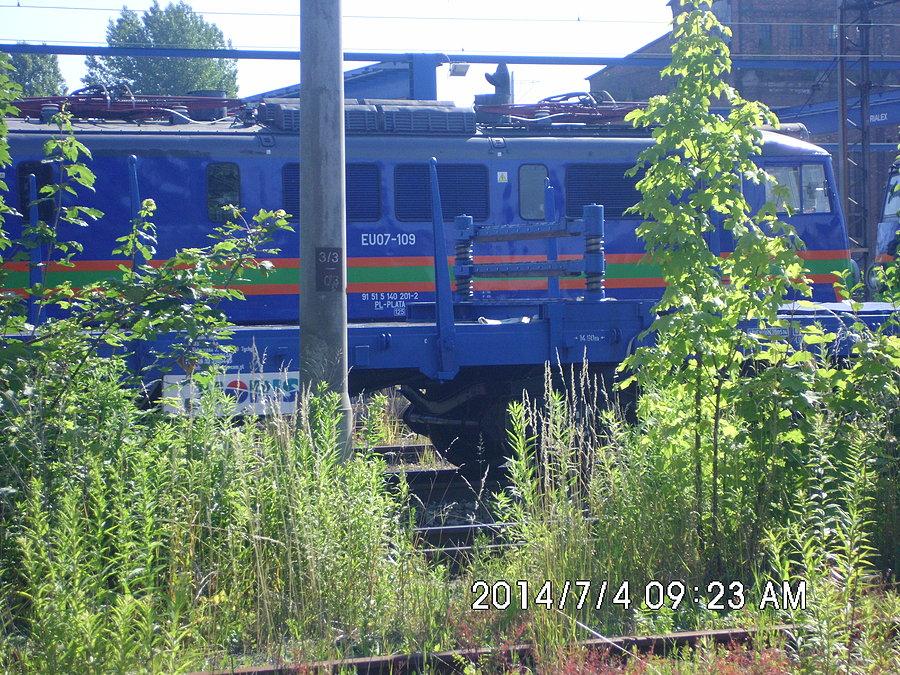 Lokomotywa EU 07 należąca do przewoźnika P.H.U „LOKOMOTIV” Bronisław Plata na stacji w Chorzowie Starym