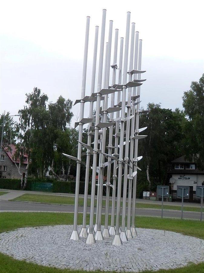 Instalacja na ukończonym rondzie w Jastarni