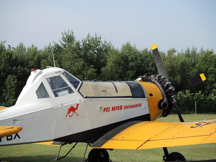 Samolot rolniczy PZL M18 Dromader na lotnisku w Herburtowie