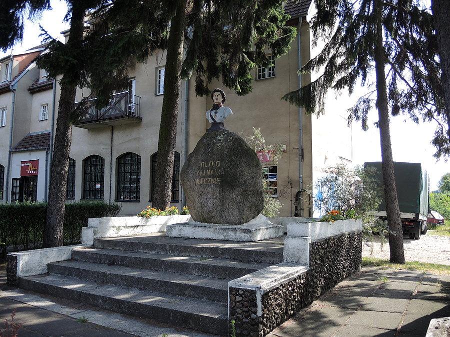 Drezdenko - pomnik Tadeusza Kościuszki na głazie narzutowym o obwodzie 5m
