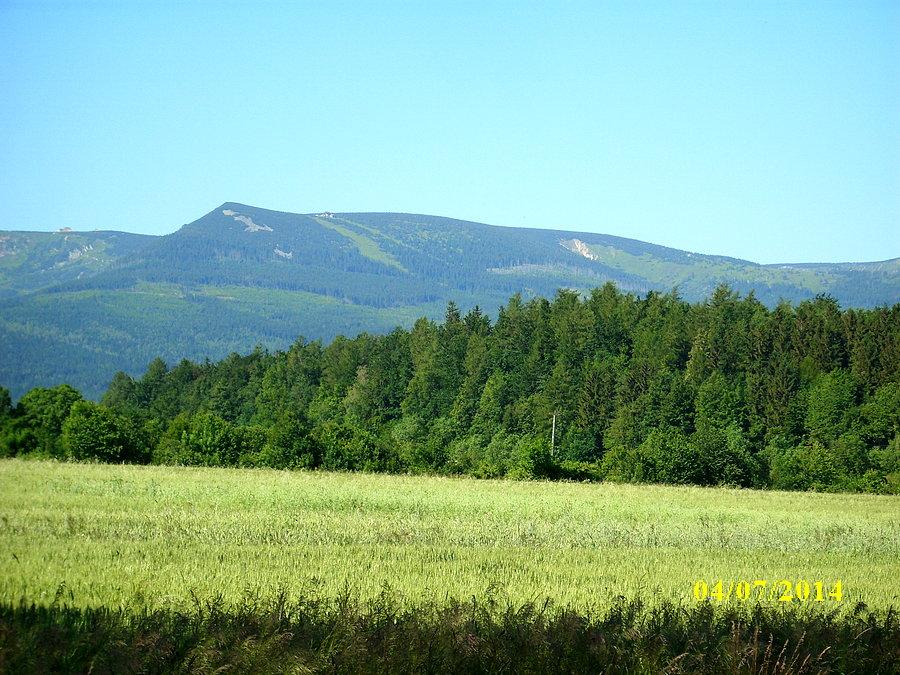 Karkonosze widziane z drogi do Karpacza
