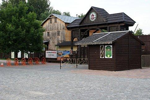 Drewniane wrota Skansenu Rzeki Pilicy