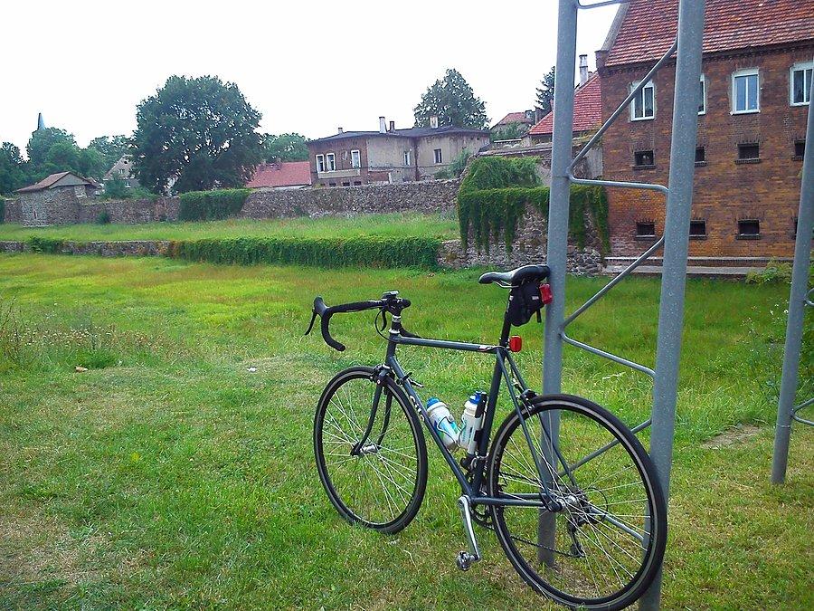 Resztki murów miejskich . Kożuchów