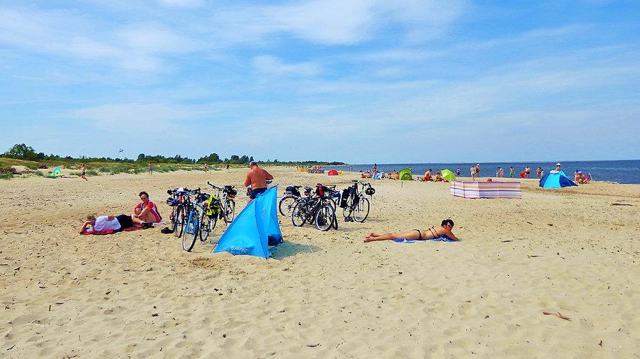 Wycieczka nad morze. Plaża w Mikoszewie. Ekipa plażuje