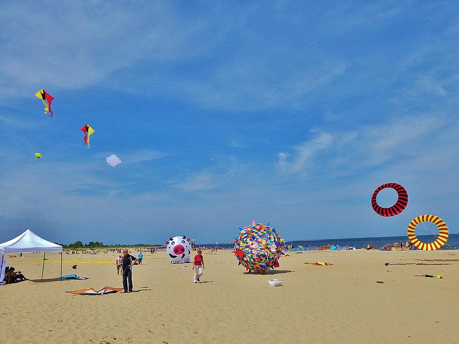 Wycieczka nad morze. Plaża w Mikoszewie.XIV Międzynarodowy Festiwal Latawców w w Mikoszewie